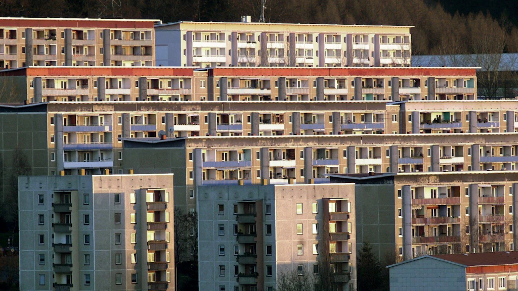 Eine Plattenbausiedlung am Stadtrand von Suhl
