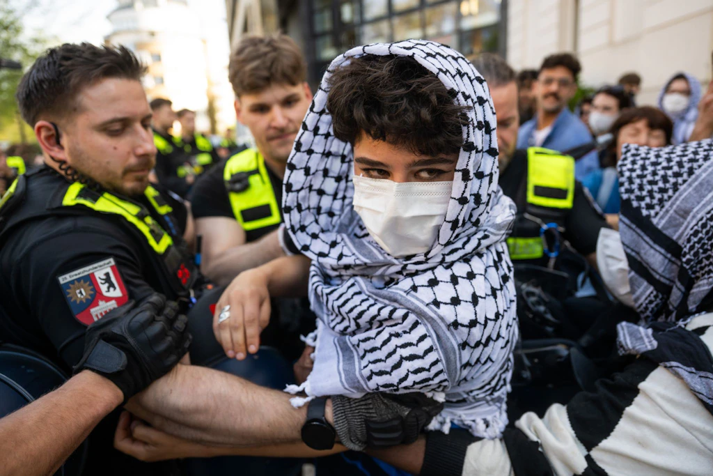 Polizisten nehmen an der Humboldt-Universität (HU) einen propalästinensischen Aktivisten in Gewahrsam.
