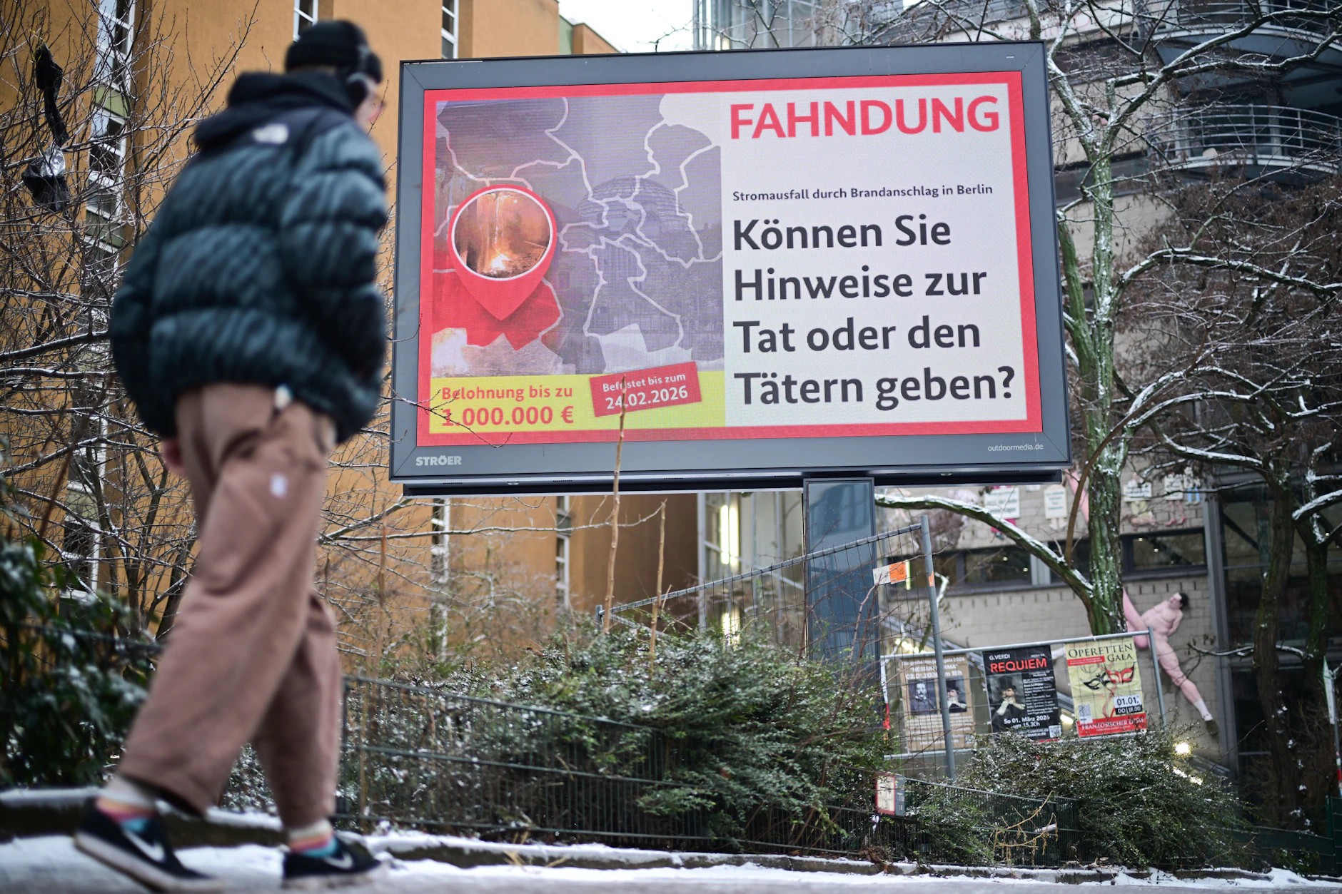 Auf großen Werbeplakaten fahndete das BKA Anfang des Jahres nach den Strom-Terroristen, die den Brandanschlag auf das Berliner Stromnetz verübt hatten.