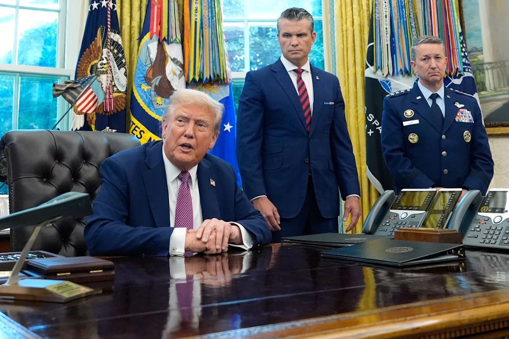 Donald Trump mit Verteidigungsminister Pete Hegseth und General Dan Caine im Oval Office.