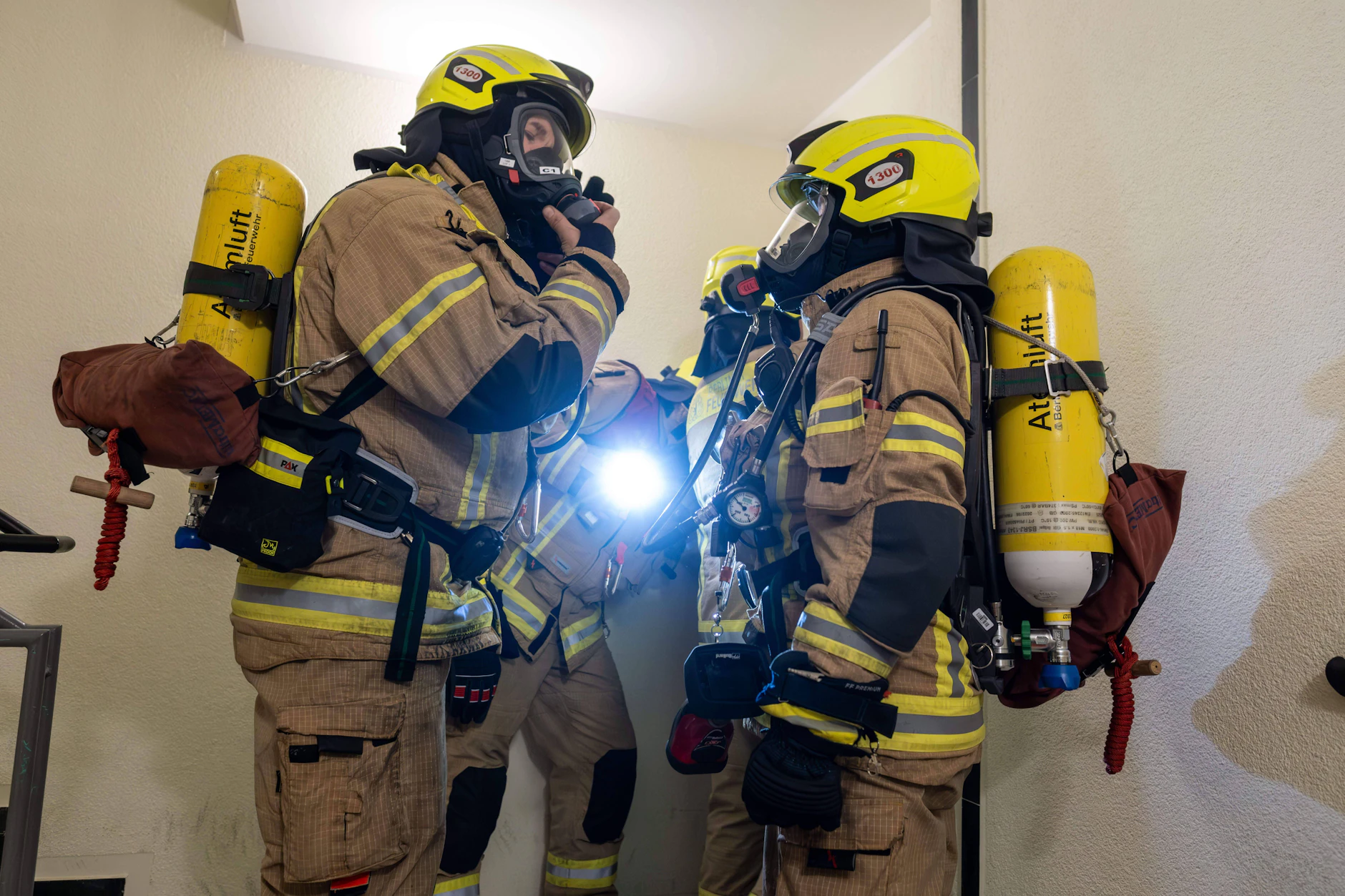 Berliner Feuerwehrleute während eines Einsatzes in der Silvesternacht. Auch sie setzen sich dabei erheblichen Gefahren aus.