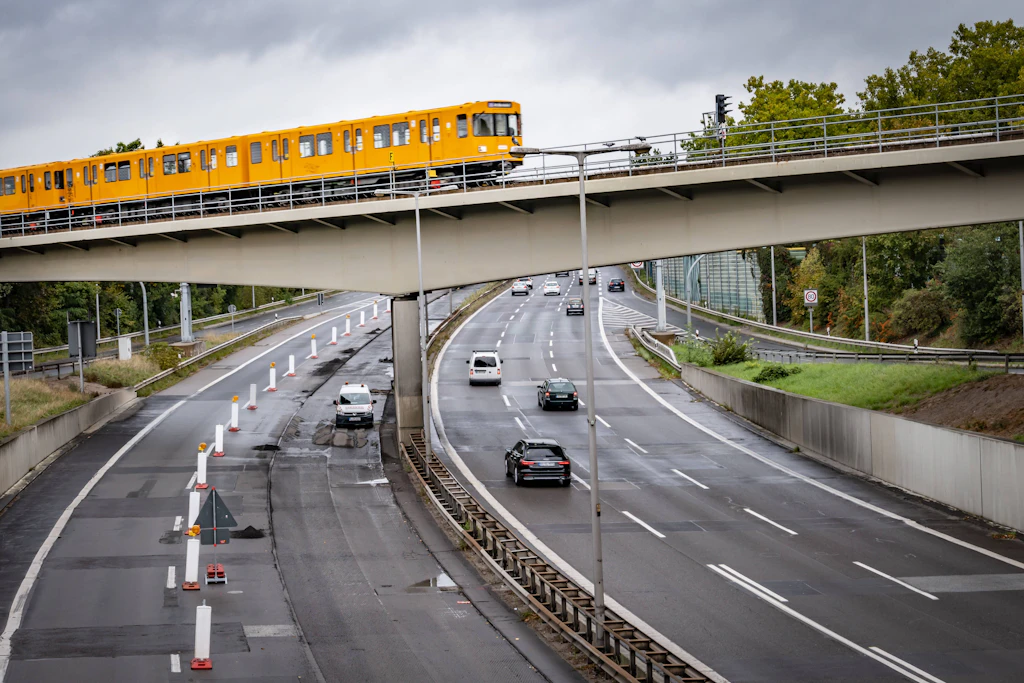 So war es vor der Sperrung vor mehr als dreieinhalb Jahren: Eine U-Bahn der Linie U6 überquert die Autobahn A111 im Norden Berlins.