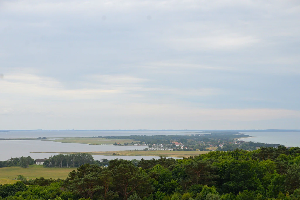 Die Insel Hiddensee vom Leuchtturm auf dem Dornbusch oberhalb von Kloster aus gesehen.
