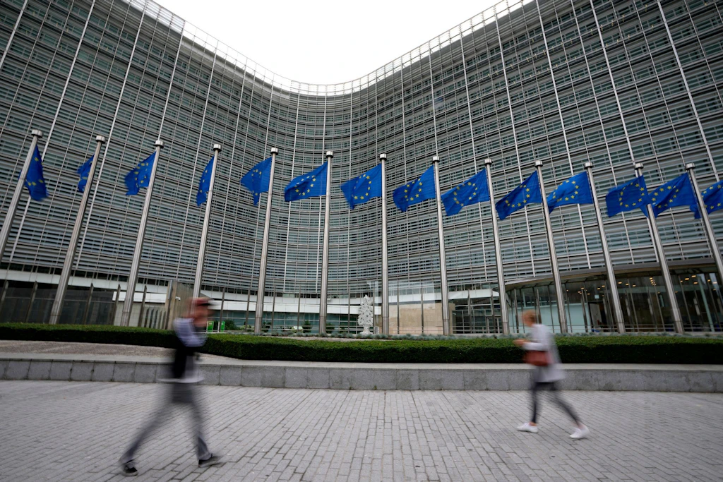 105 Abgeordnete aus 17 europäischen Ländern – darunter vier Vizepräsidenten des EU-Parlaments (siehe Bild) – fordern Fayard auf, die Wartungen an Arc7-Tankern zu stoppen.
