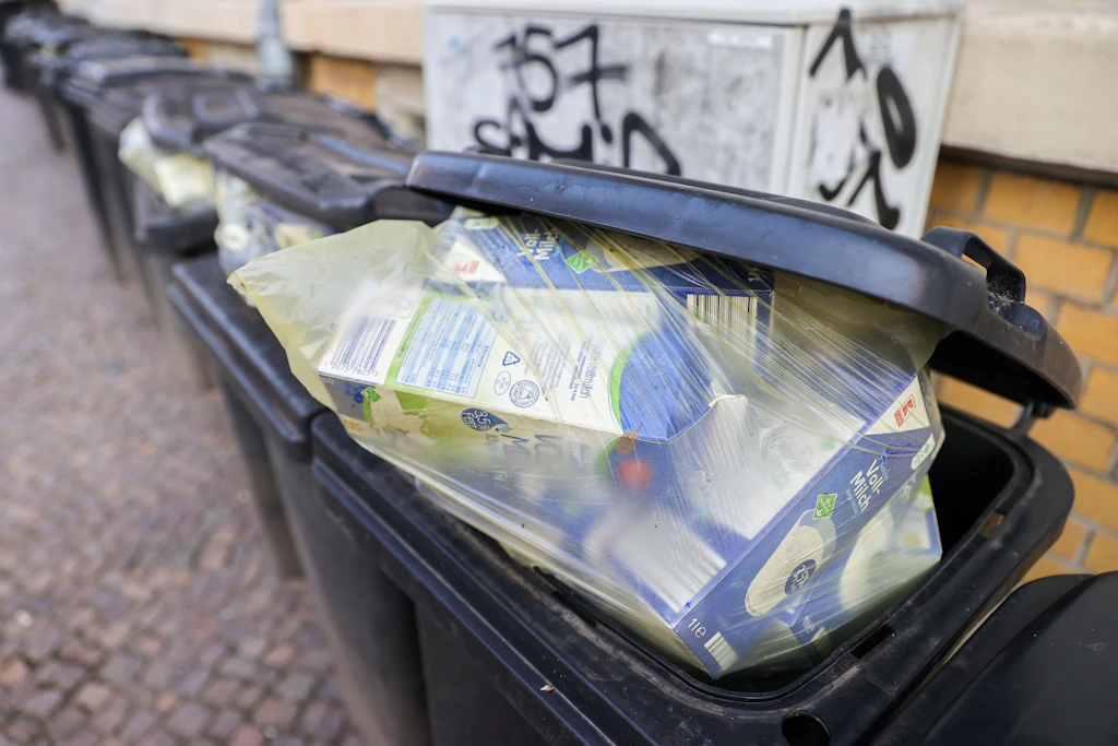 In Güstrow werden beim TransformArt-Festival beispielsweise auf Tetra Paks Druckgrafiken gefertigt.