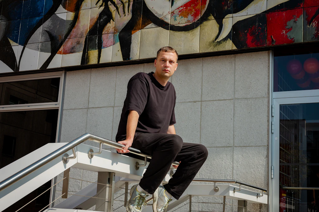 Die Kluft zwischen Plattenbau und Lifestyle-Linken: Hendrik Bolz mit „Aus Ruinen“