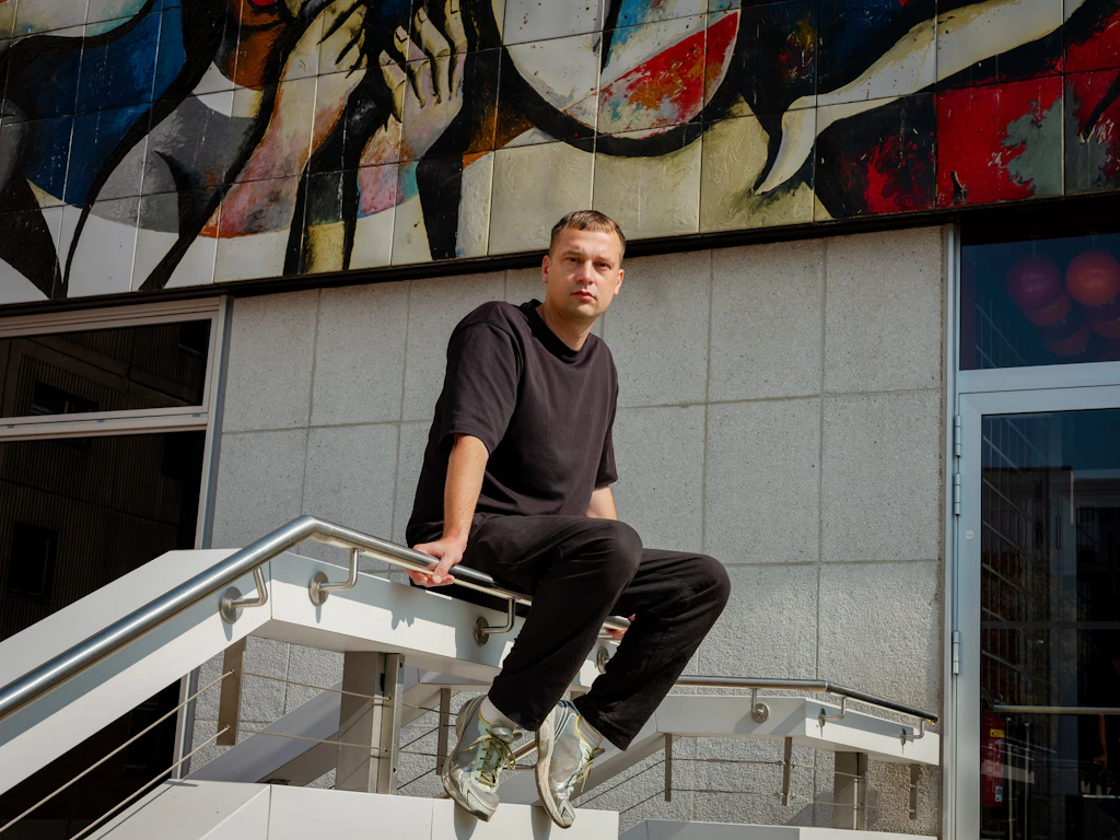 Die Kluft zwischen Plattenbau und Lifestyle-Linken: Hendrik Bolz mit „Aus Ruinen“