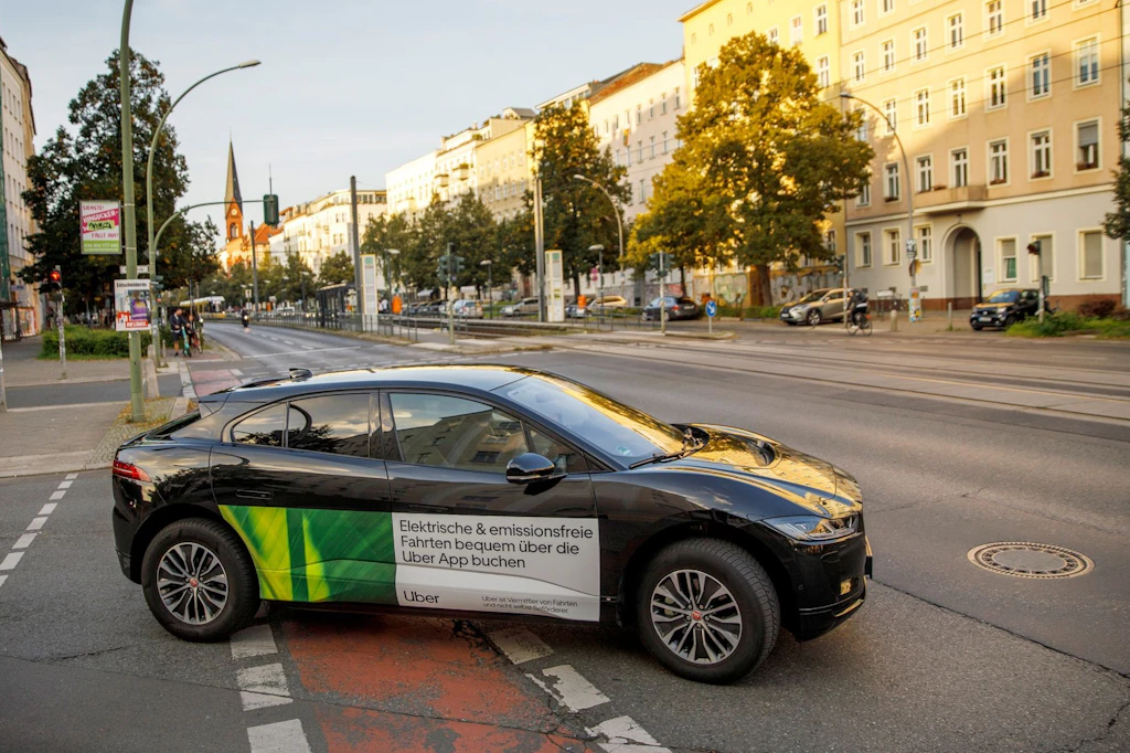 Ein Auto des Fahrdienstleiters Uber fährt in Prenzlauer Berlin.