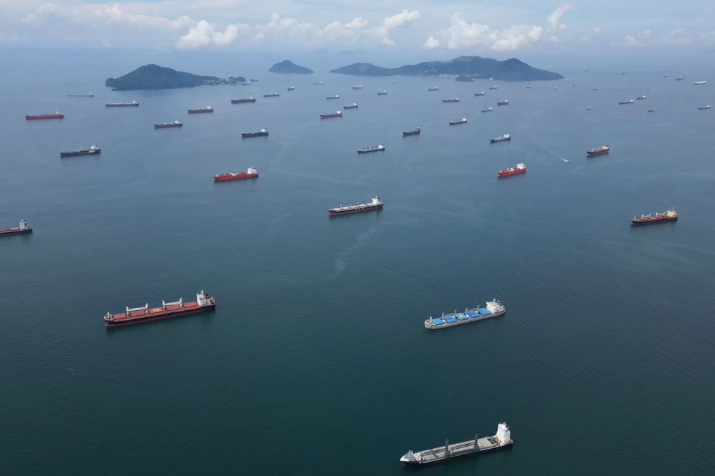 Auf der pazifischen Seite des Kanals sind Schiffe zu sehen, die darauf warten, den Panamakanal zu überqueren.