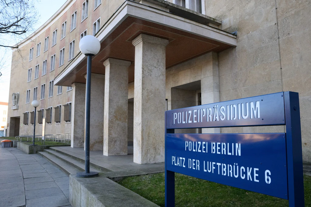 Der Eingang vom Polizeipräsidium am Platz der Luftbrücke in Tempelhof