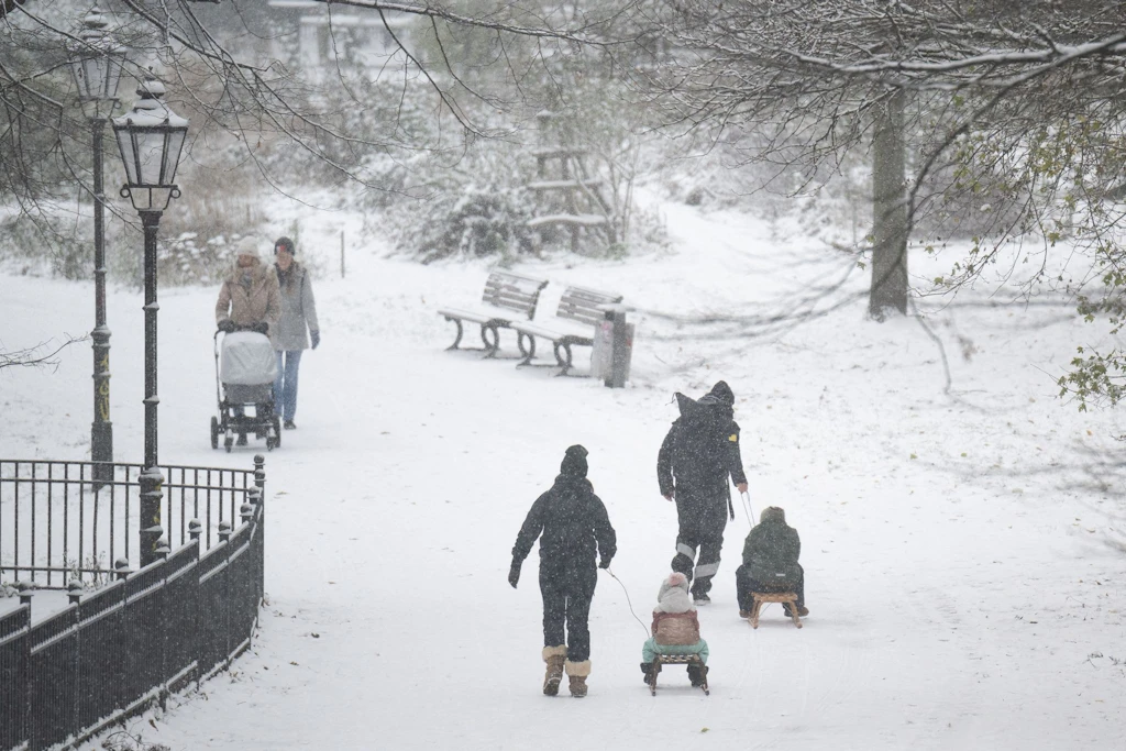 Im vergangenen Jahr freuten sich auch viele Berliner über einen herrlichen Winter mit viel Schnee, teilweise hatten die Menschen aber auch mit extremer Glätte zu kämpfen.