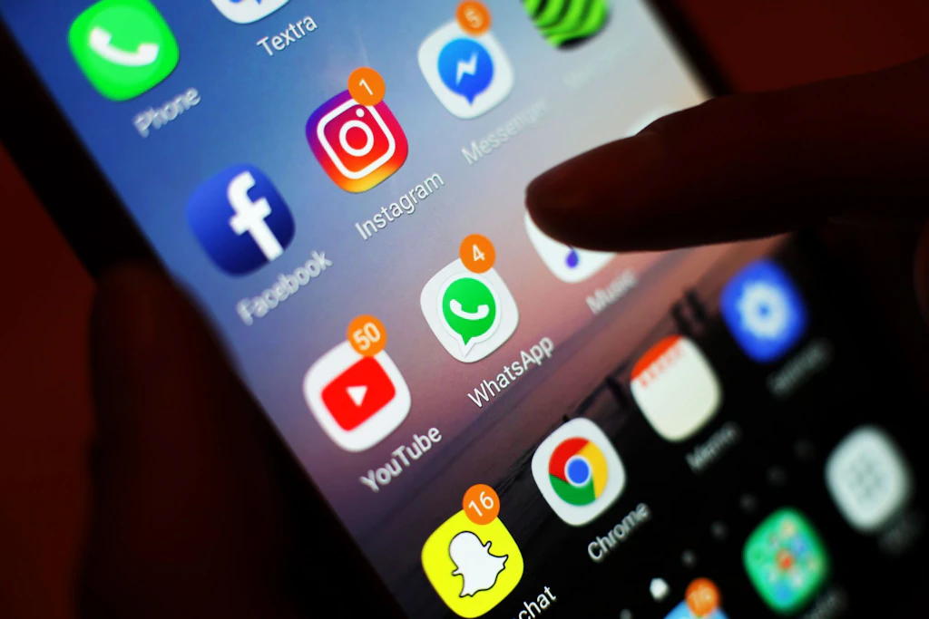 Auf Facebook, Instagram und TikTok informiert sich die Jugend über die Wahl.