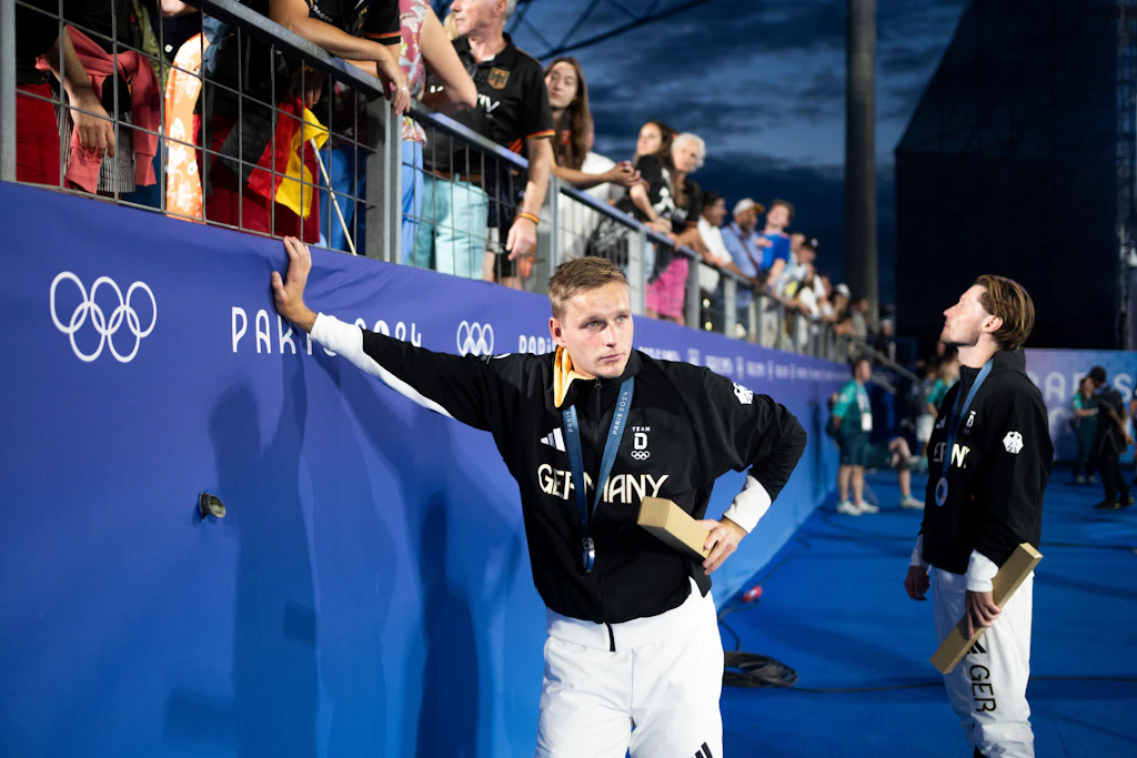Hannes Müller (Deutschland) weint nach dem Olympia-Finale im Hockey der Männer zwischen Deutschland und den Niederlanden im Stade Yves du Manoir.