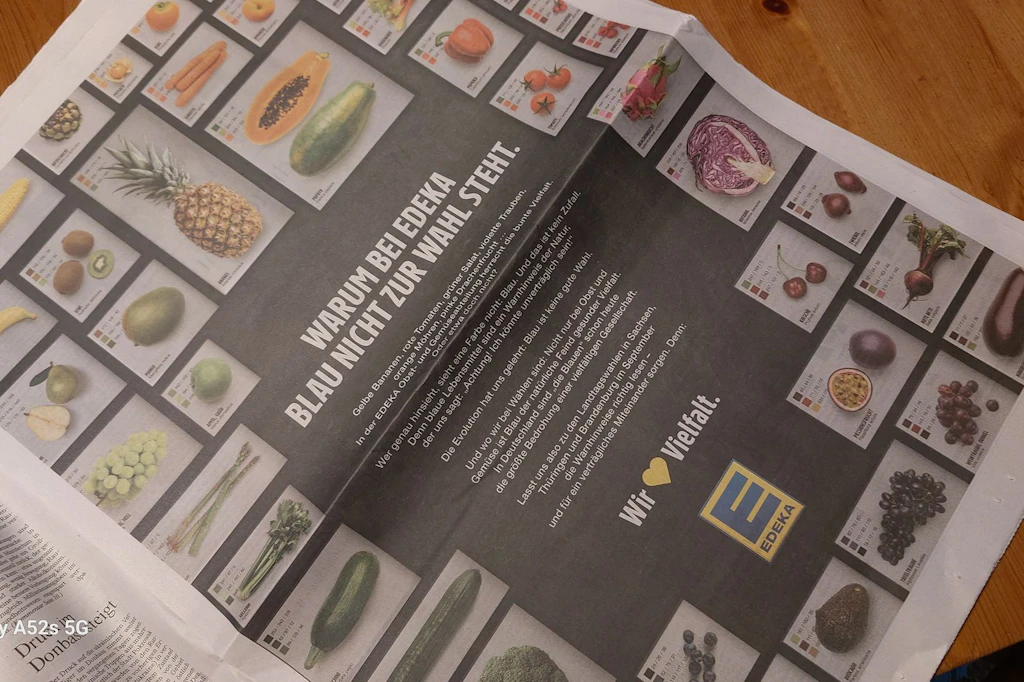 2024: Eine ganze Seite der Frankfurter Allgemeinen Zeitung ist mit der Edeka Anzeige "Warum bei Edeka Blau nicht zu Wahl steht." bedruckt.