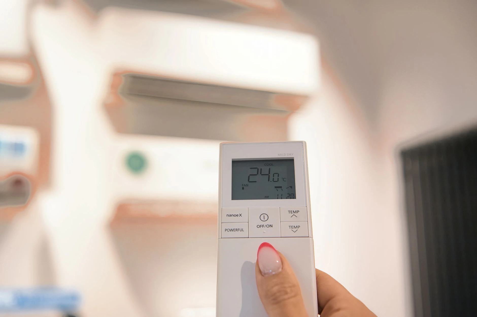 Bei hohen Temperaturen ist vor allem in überhitzen Wohnungen eine Klimaanlage Gold wert.