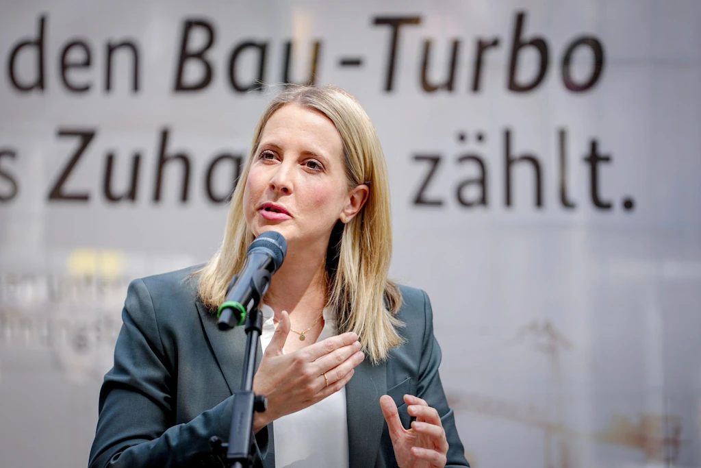 Die Bundesregierung plant weitreichende Kürzungen beim Wohngeld ab dem 1. Januar 2027, um den Haushalt zu entlasten. Bundesbauministerin Verena Hubertz (SPD) kündigte an, dass Bund und Länder je 1 Mrd. Euro (von insgesamt 5 Mrd.) einsparen müssten.
