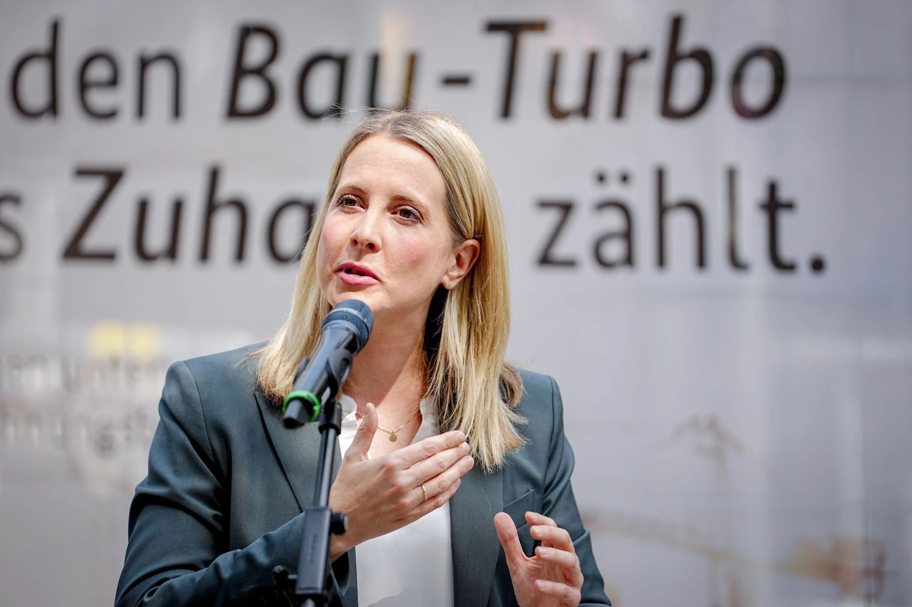 Die Bundesregierung plant weitreichende Kürzungen beim Wohngeld ab dem 1. Januar 2027, um den Haushalt zu entlasten. Bundesbauministerin Verena Hubertz (SPD) kündigte an, dass Bund und Länder je 1 Mrd. Euro (von insgesamt 5 Mrd.) einsparen müssten.