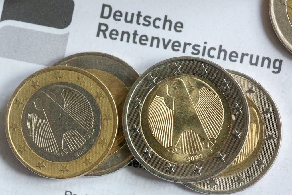 Weil auf die gesetzliche Rente vorab keine Steuer einbehalten wird, wird die volle Steuerlast erst mit dem Bescheid fällig.