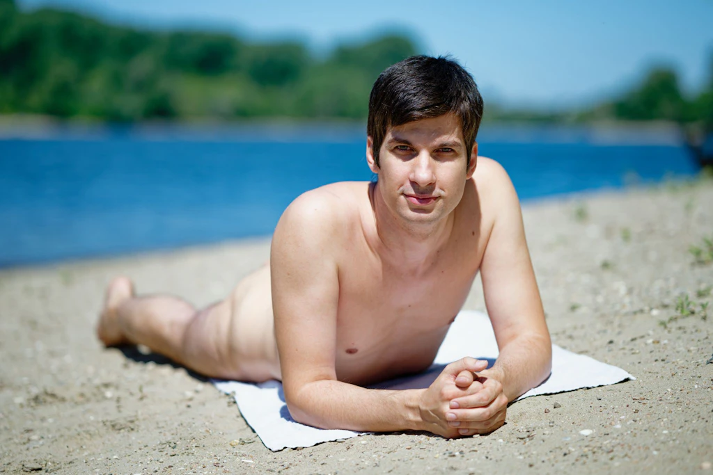 Mannheims Stadtrat Julien Ferrat von der Wählervereinigung Die Mannheimer plant ein Trainingscamp am örtlichen FKK-Strand für einem FKK-Swinger-Urlaub in Frankreich.