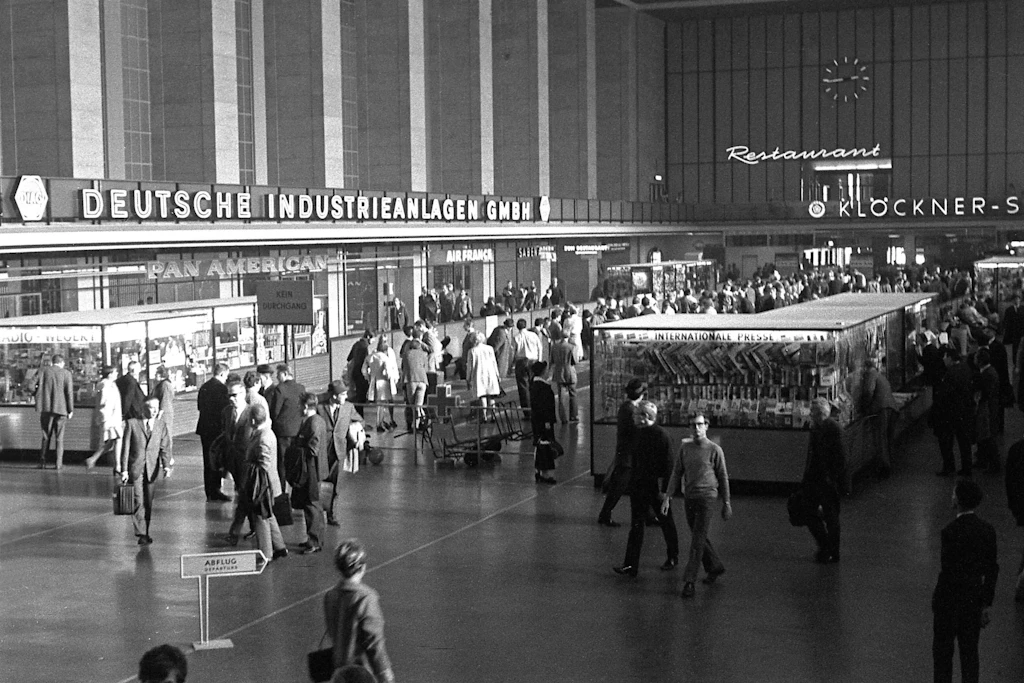 Historisches Bild: Die Abfertigungshalle des Flughafens Berlin-Tempelhof.