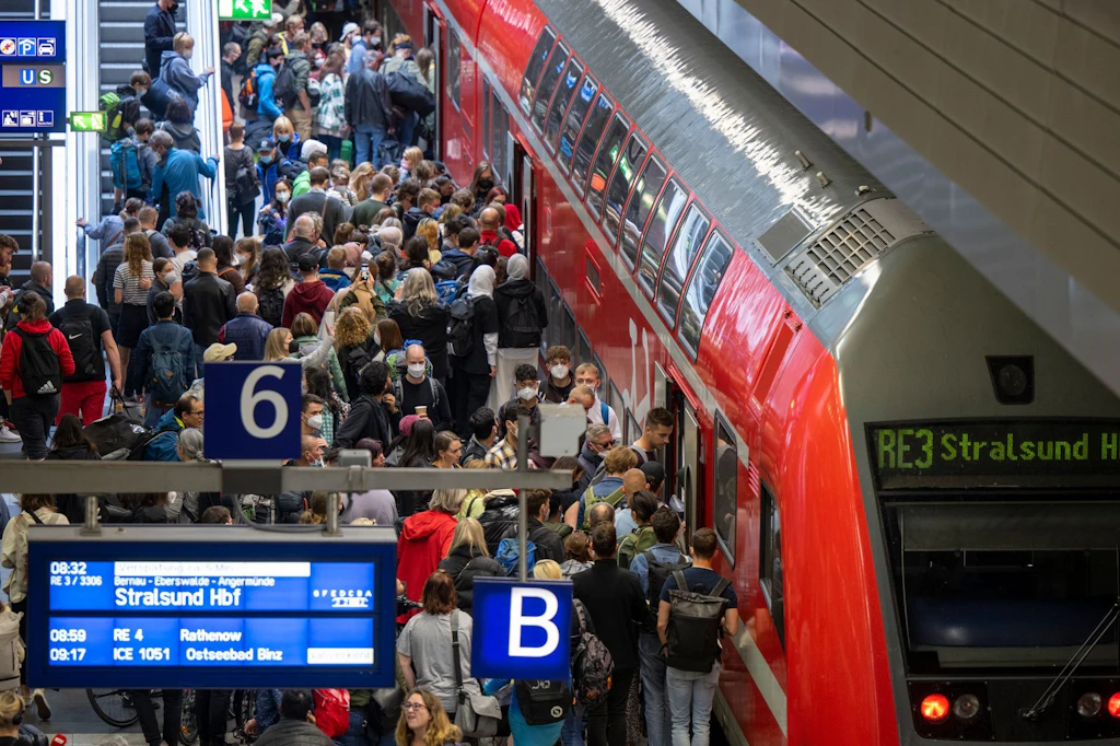 Zahlreiche Menschen steigen am Berliner Hauptbahnhof in den Regionalzug der Linie RE3 nach Stralsund.