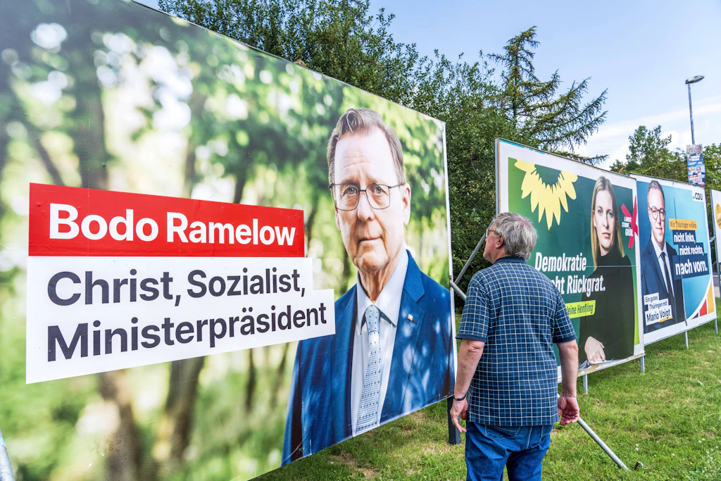 Wahlkampf in Thüringen, Altenburg, im August 2024: Wahlplakat von Bodo Ramelow (Linke) und Plakate der Grünen und der CDU
