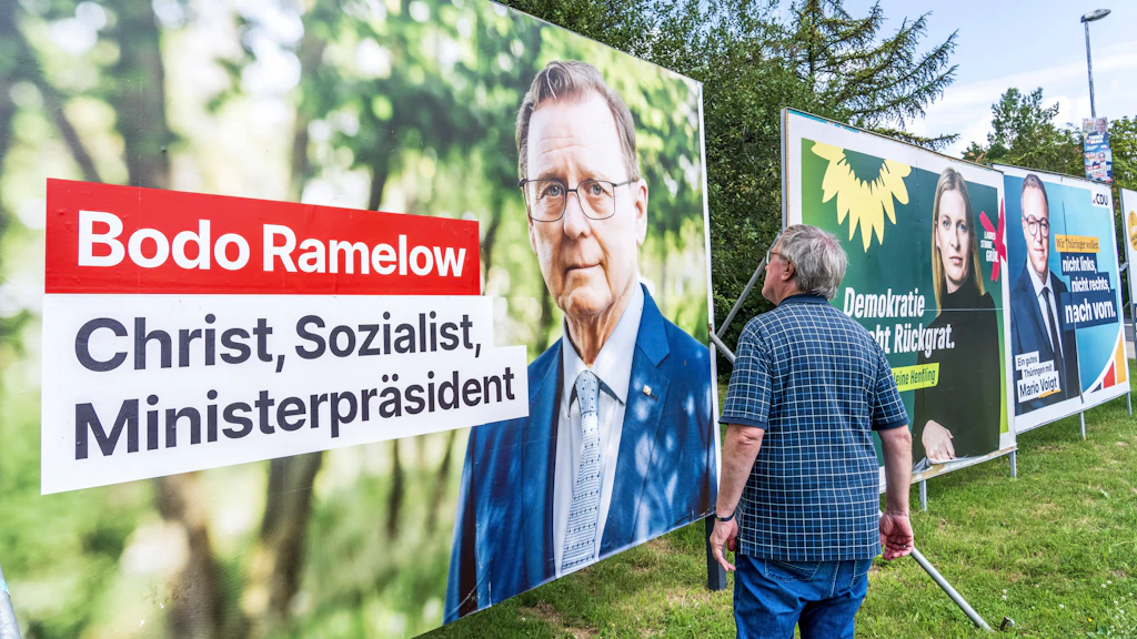 August 2024: Wahlplakat von Bodo Ramelow, Die Linke, und Plakate der Grünen und der CDU, Wahlkampf in Thüringen, Altenburg.