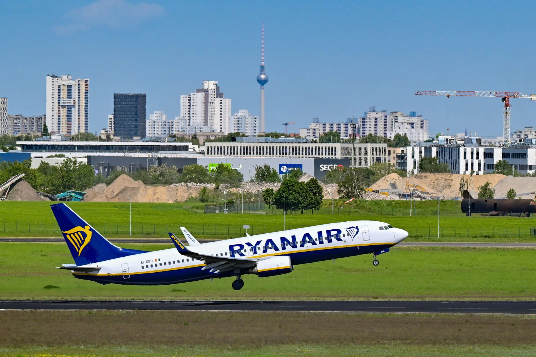 Ein Ryanair-Flieger startet vom Hauptstadtflughafen. Ein Anblick, den es künftig seltener gibt.