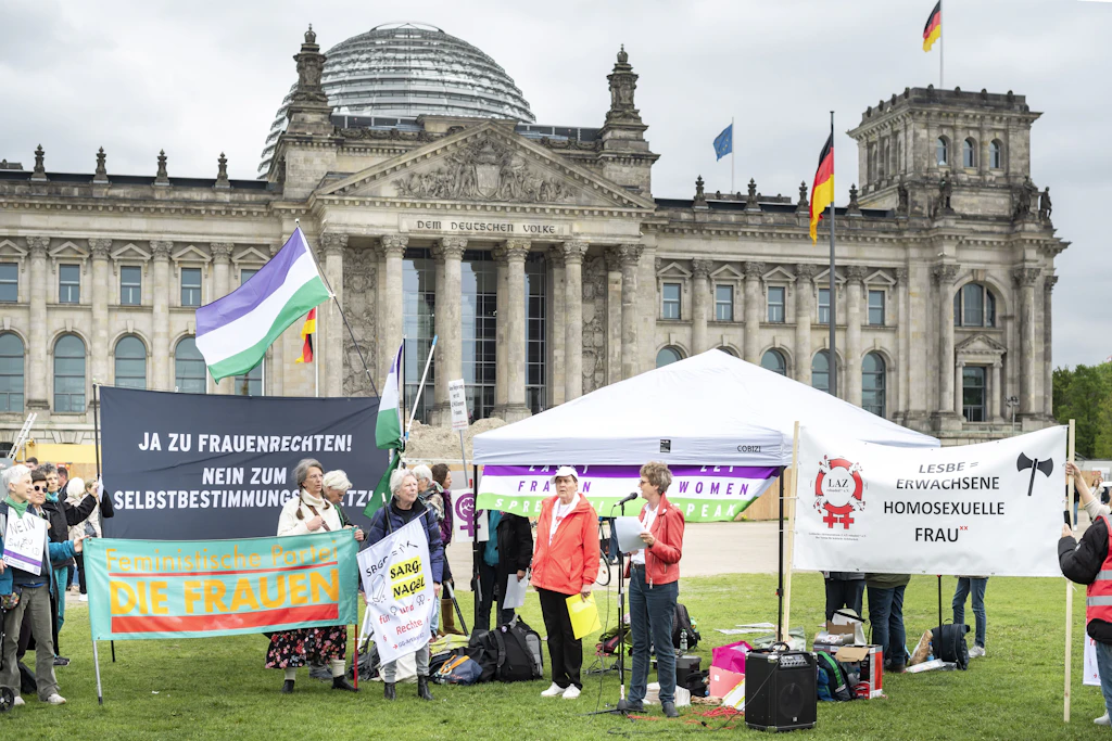 2024: Eine Demonstration gegen das Selbstbestimmungsgesetz und für Frauenrechte vor dem Reichstagsgebäude in Berlin.