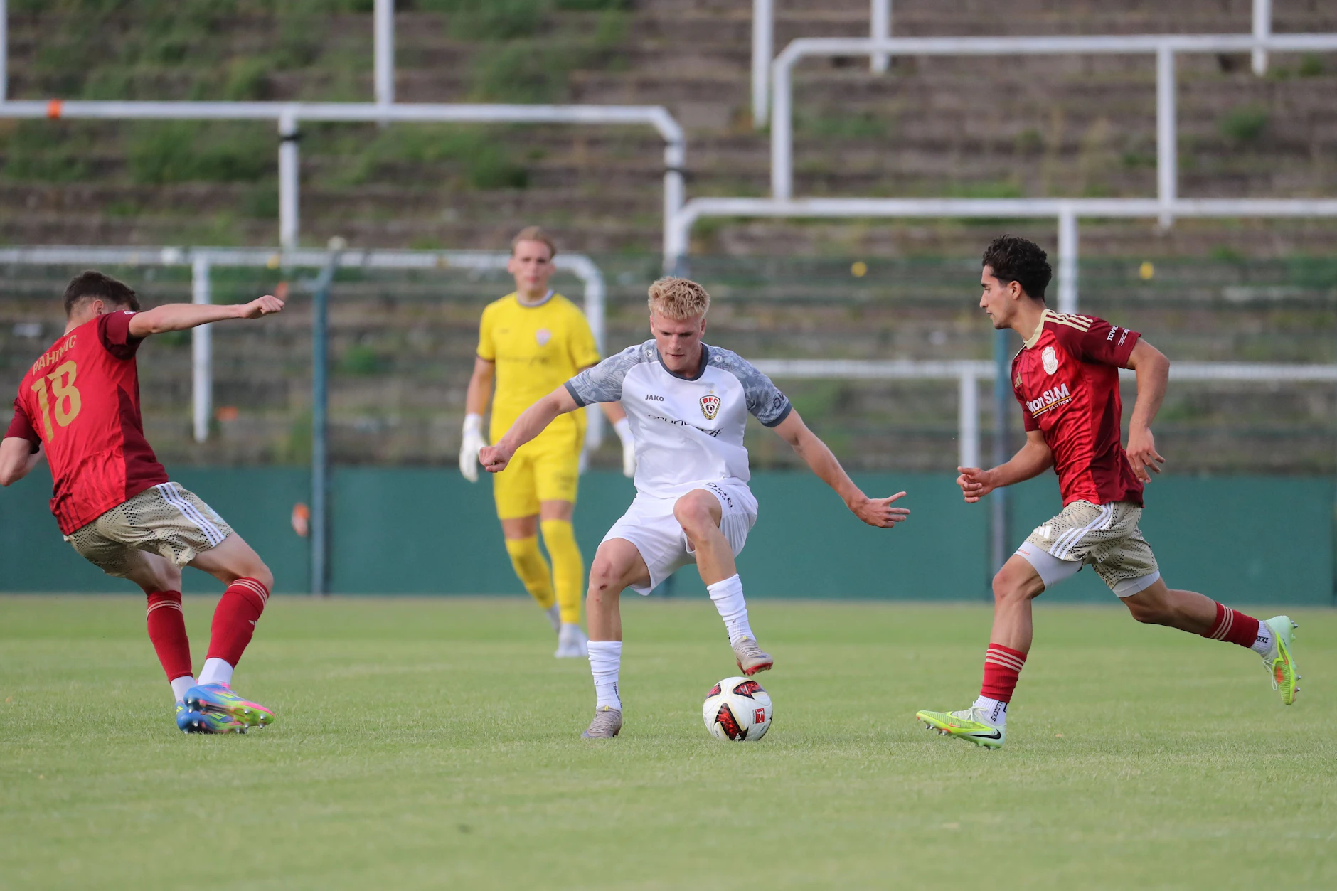 Levin Mattmüller vom BFC Dynamo nimmt es auch schon mal mit zwei Lübeckern auf.