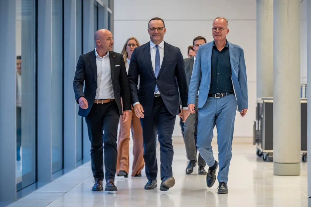 Jens Spahn (CDU, M.), Matthias Miersch (r., SPD) und Alexander Hoffmann (CSU). Nach Spahns Rücktritt steht auch die Zukunft der sogenannten Sherpa-Runde auf dem Prüfstand.