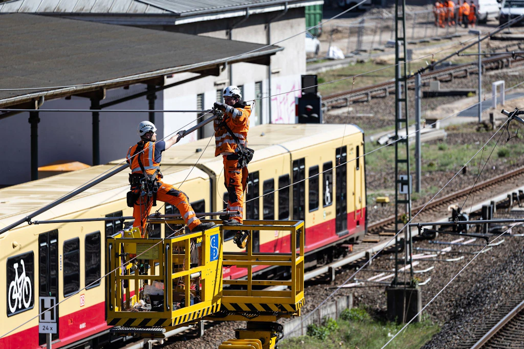 Bauarbeiter am S-Bahnhof Westend