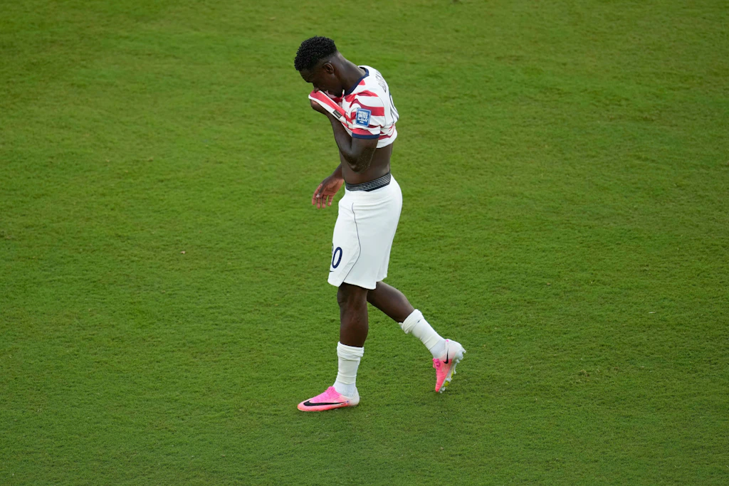 Enthüllung nach Roter Karte: Wer schummelte US-Star Balogun zurück ins WM-Spiel?