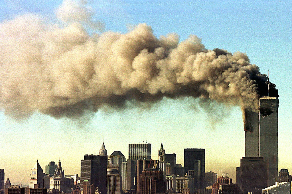 Der Westen hat es selbst provoziert: Die Türme des World Trade Center brennen am 11.09.2001 in New York nach einem islamistischen Terror-Anschlag.