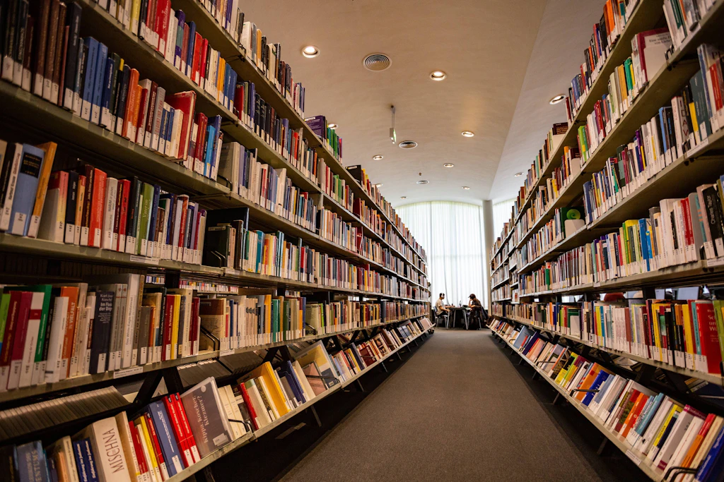 Bücherregale in der Zentral- und Landesbibliothek Berlin (ZLB) in Berlin-Kreuzberg.