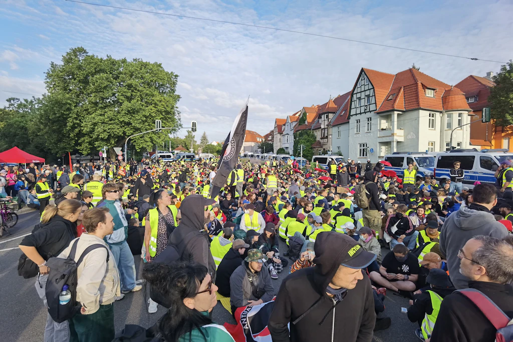 Zum Bundesparteitag der AfD in Erfurt am 4. Juli 2026 kam es zu Protesten und Blockaden, so wie hier am Gothaer Platz.