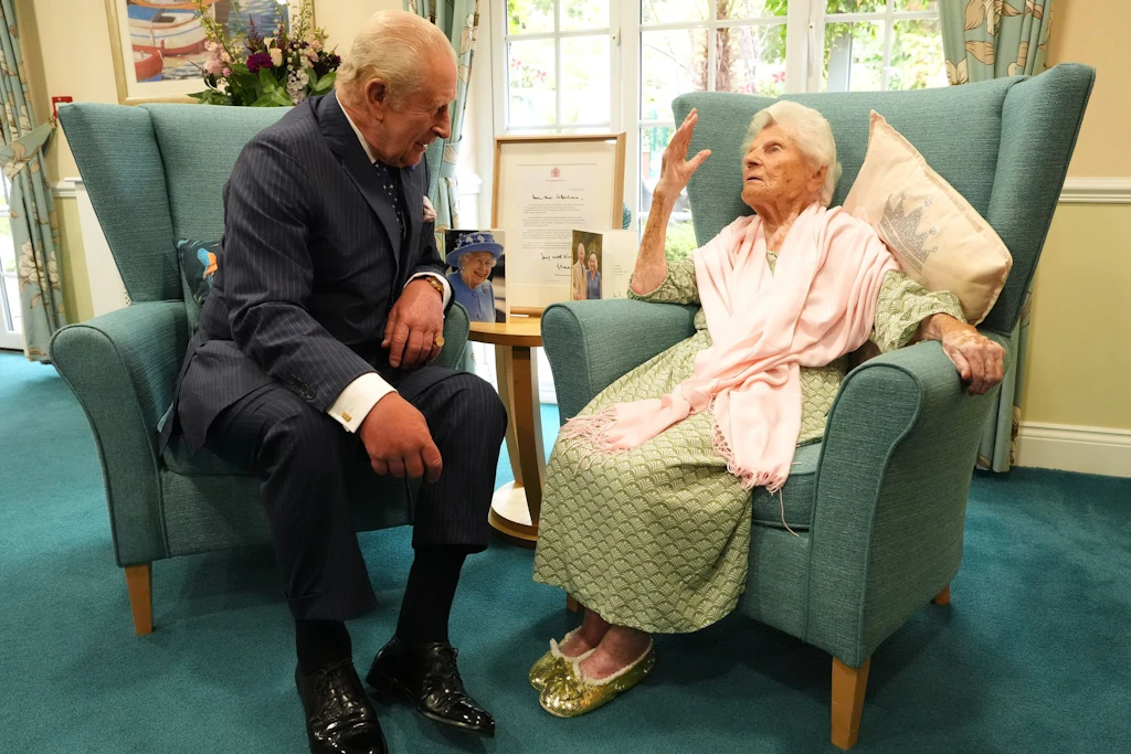 König Charles III. besucht Ethel Caterham im September 2025 in ihrem Pflegeheim in Lightwater in der Grafschaft Surrey.