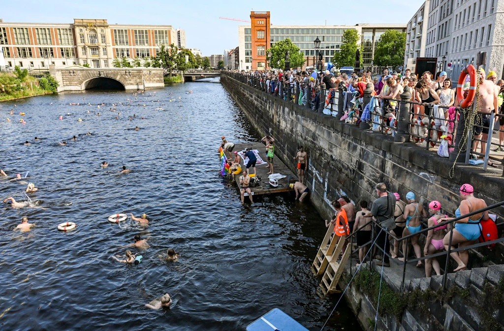 „Volksbad für ganz Berlin“ – Schwimm-Demo in der Spree ein letztes Mal Wahlkampfthema