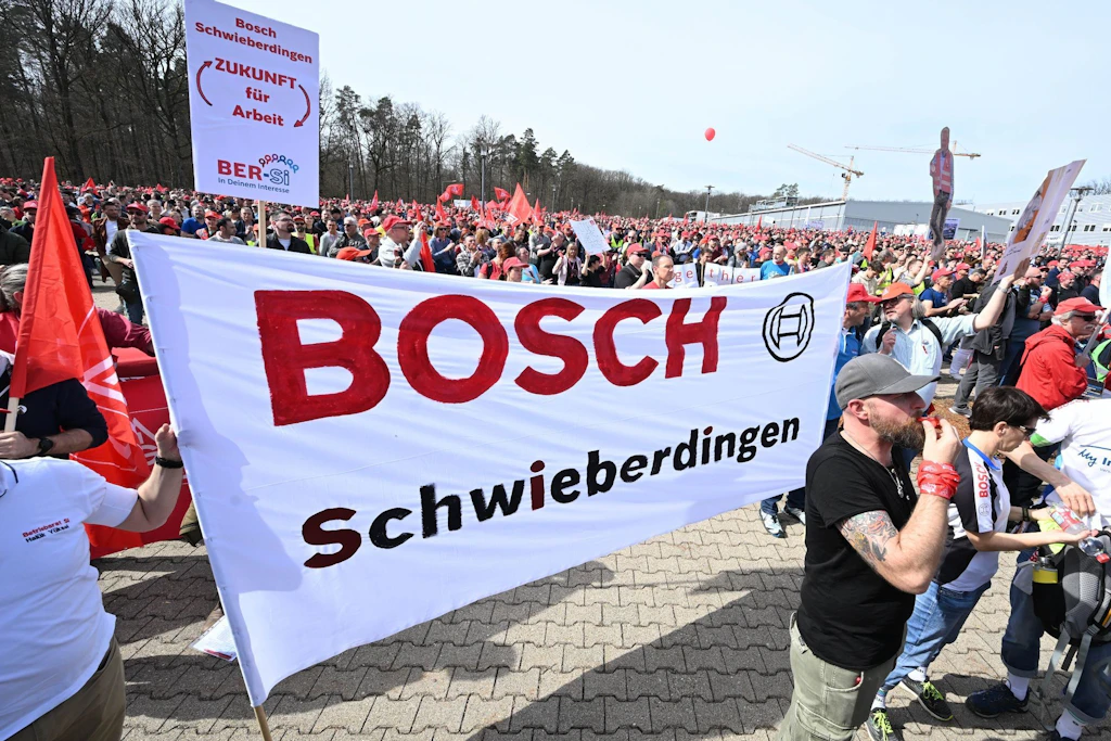 Mitarbeiter demonstrieren für eine Mitbestimmung bei dem von Bosch geplanten Stellenabbau in Baden-Württemberg.