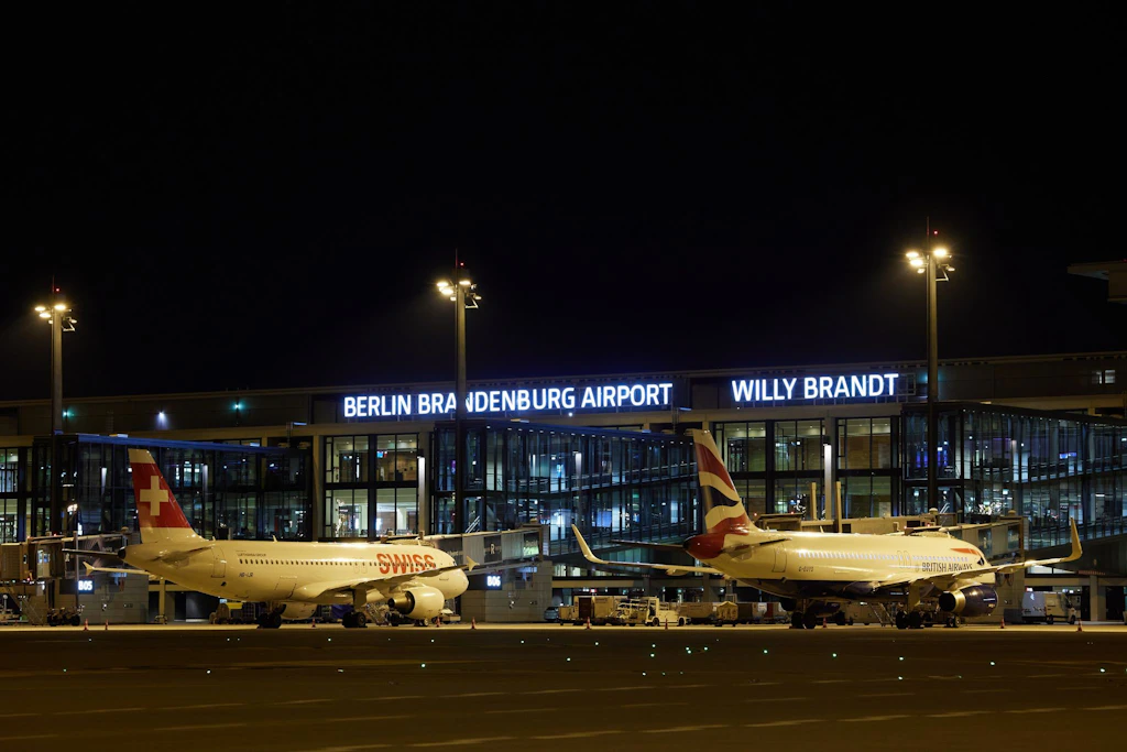 Der Flughafen Berlin Brandenburg (BER) bei Nacht. Wegen einer Drohnensichtung war der Flugbetrieb am Mittwochabend kurzzeitig vollständig eingestellt.