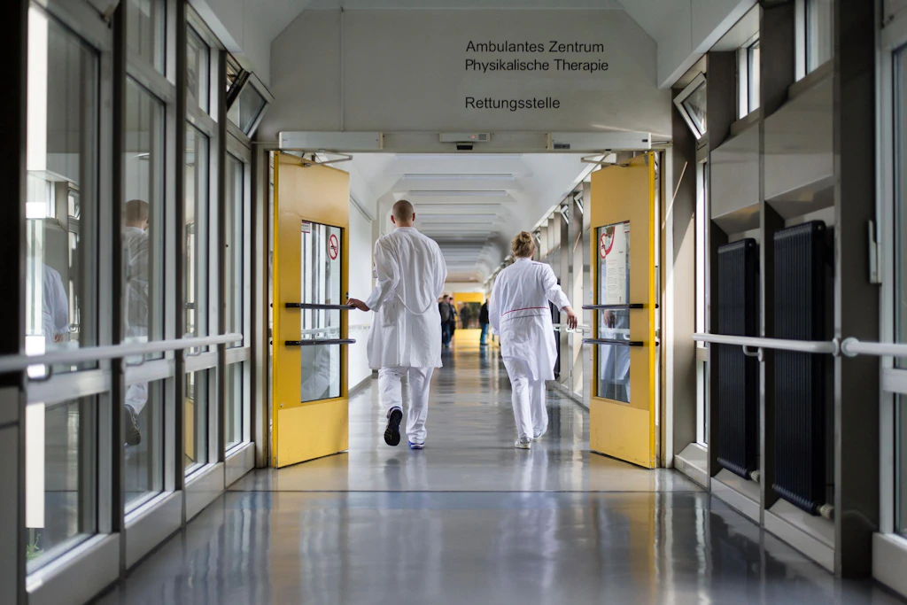 Ärzte laufen am 25.06.2015 durch einen Flur zur Rettungsstelle des Vivantes-Humboldt-Klinikums in Berlin. (Symbolbild)