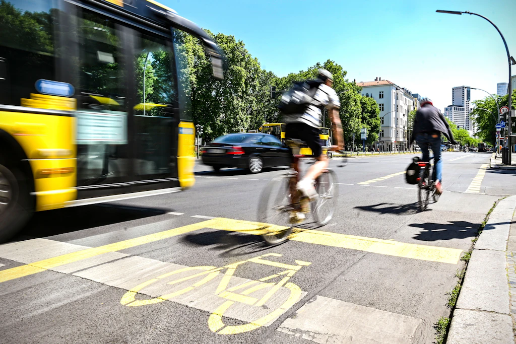 Aus Radwegen werden Parkplätze: Umbau der Kantstraße soll vor der Berlin-Wahl beginnen