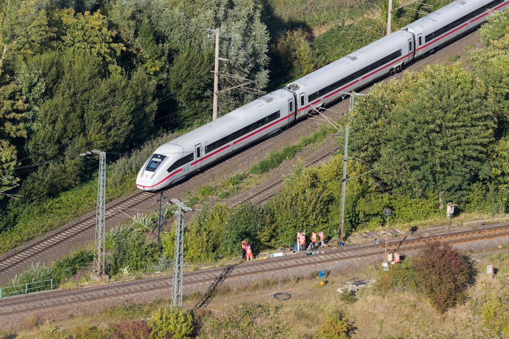 Ein Intercity Express (ICE) unterwegs zwischen Berlin und Hannover. Ab 2. Oktober führt die Fahrt über Magdeburg, Braunschweig und Hildesheim. Sie dauert rund 80 Minuten länger.