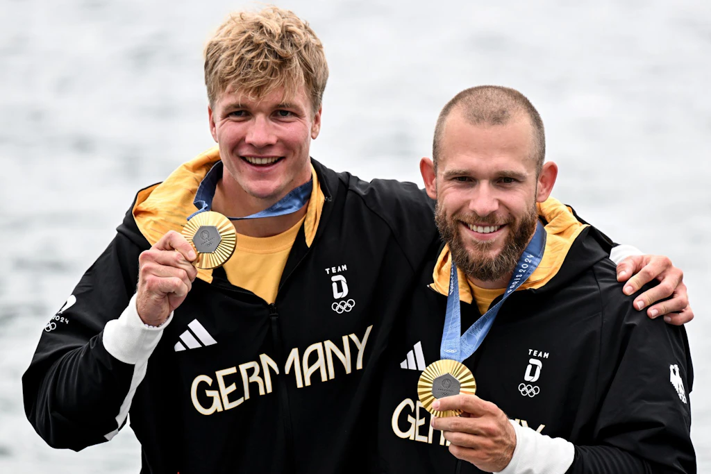 Jacob Schopf (l.) und Max Lemke (r.) bejubelten bei Olympia in Paris 2024 ihre Goldmedaillen im Kajak-Zweier.