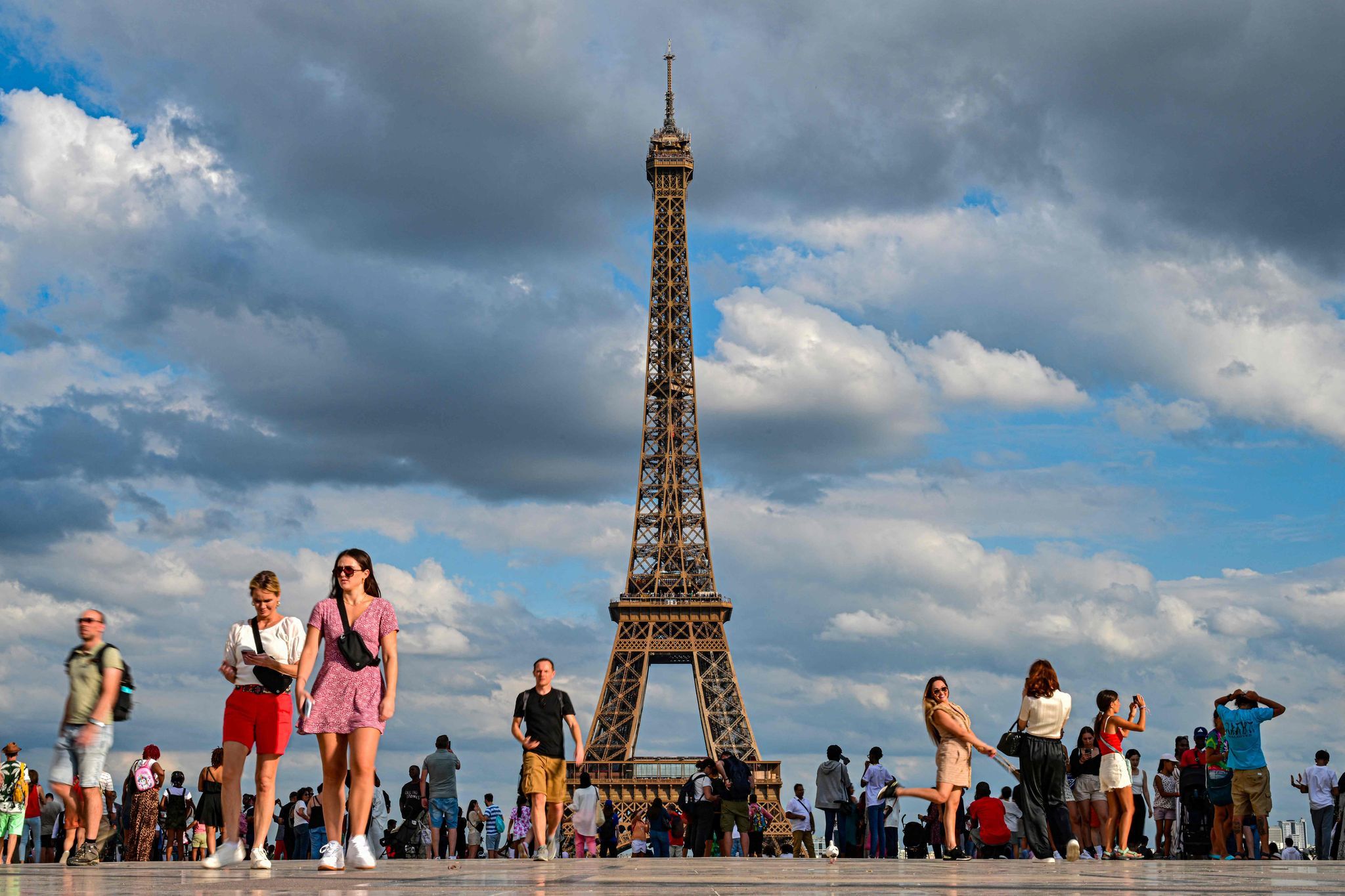 Aufruhr in Frankreich: Eiffelturm-Mitarbeiterinnen müssen für Besuch von religiöser Gruppe verschwinden