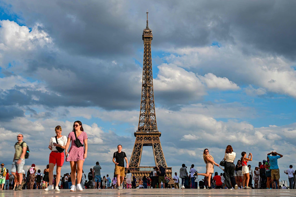 Touristen am Eiffelturm, dem Wahrzeichen der Stadt Paris