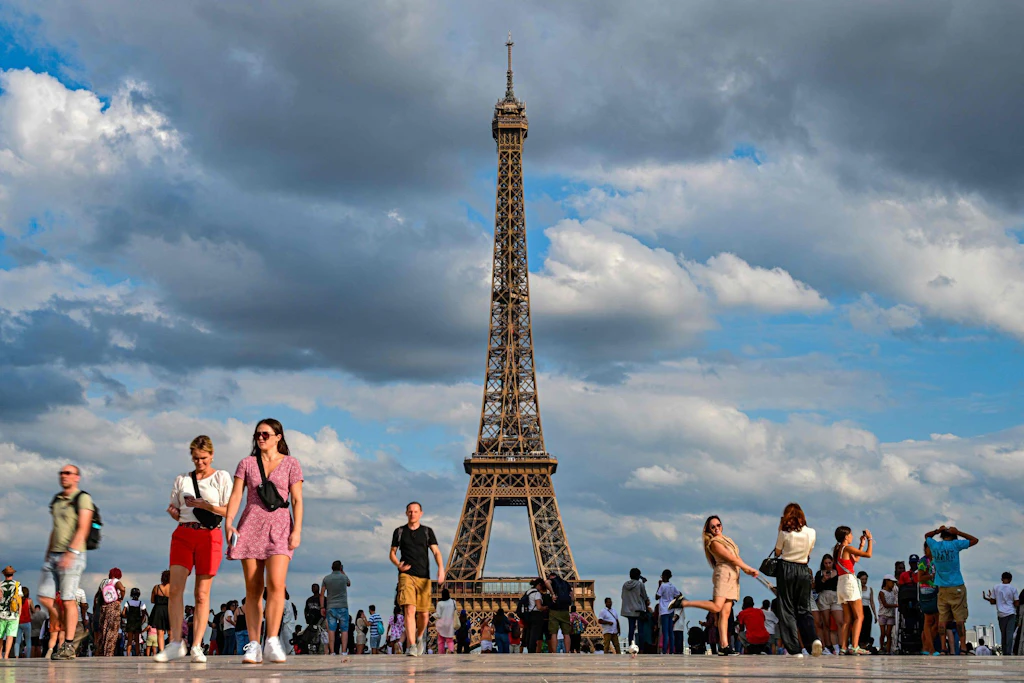 Aufruhr in Frankreich: Eiffelturm-Mitarbeiterinnen müssen für Besuch von religiöser Gruppe verschwinden