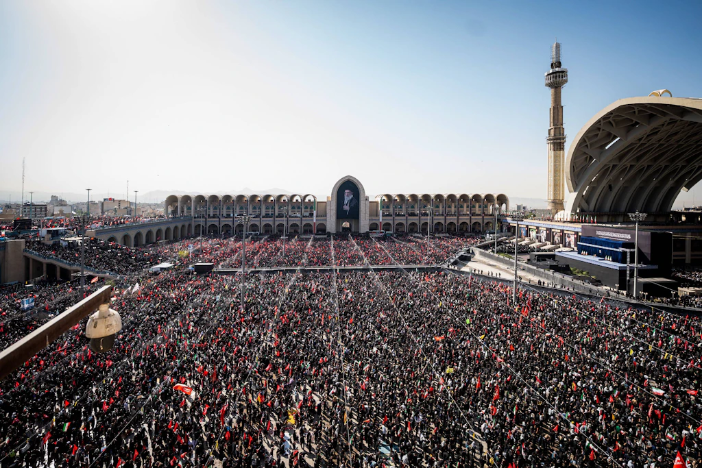 Hunderttausende Menschen versammeln sich in der Imam-Chomeini-Moschee in Teheran zum Totengebet für den getöteten Revolutionsführer Ali Chamenei und mehrere seiner Familienangehörigen.