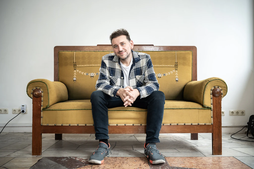 Der kanadische Comedian und Autor Daniel-Ryan Spaulding im Babylon Mitte in Berlin. Bekannt wurde er mit satirischen Videos und Auftritten in mehr als 50 Ländern über die Berliner Hipsterkultur; als Stand-up-Comedian trat er in mehr als 50 Ländern auf.