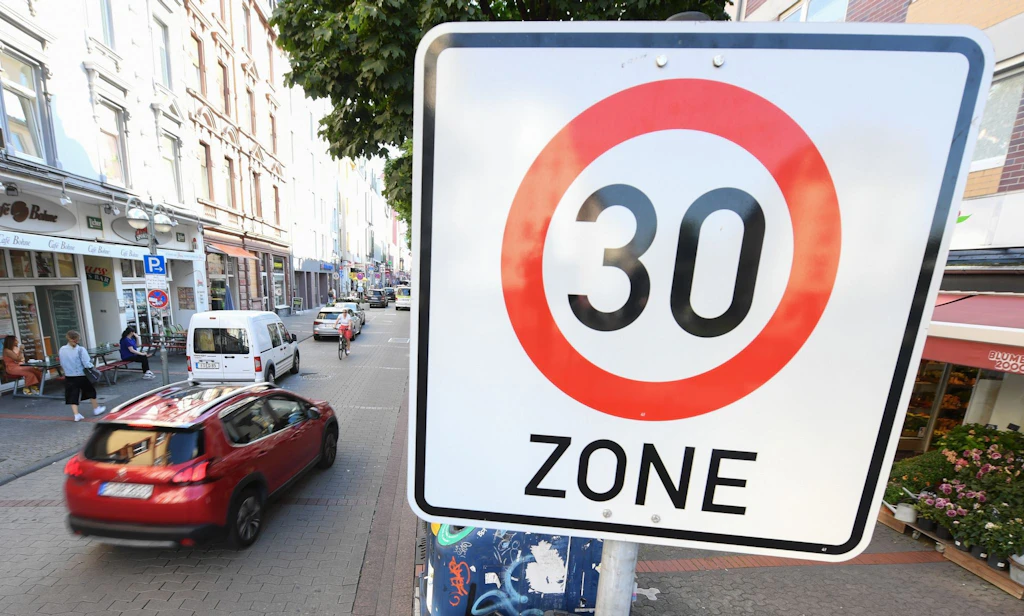 Gerichtsurteil: Tempo 30 gilt wieder in Berliner Straße – Umwelthilfe gewinnt erneut